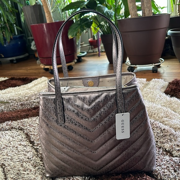 GUESS - Picture 2 of 9